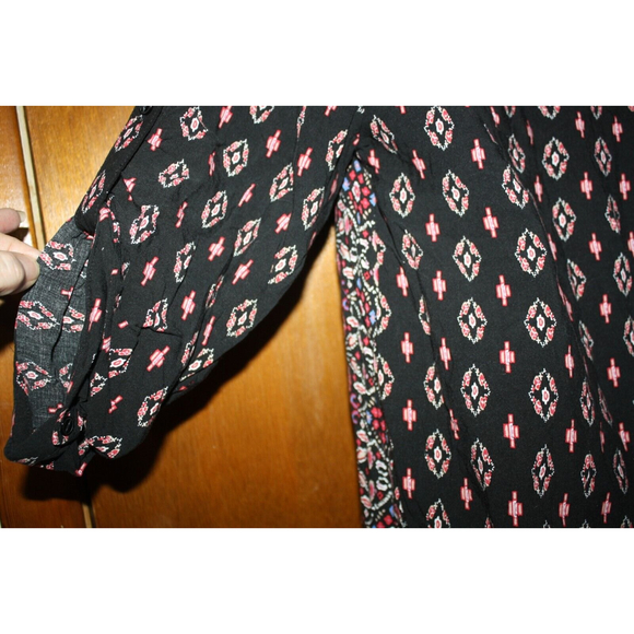 American Rag Aztec Print Blouse Roll Up Sleeves Black Red Button Front Sz S GUC - Picture 5 of 5